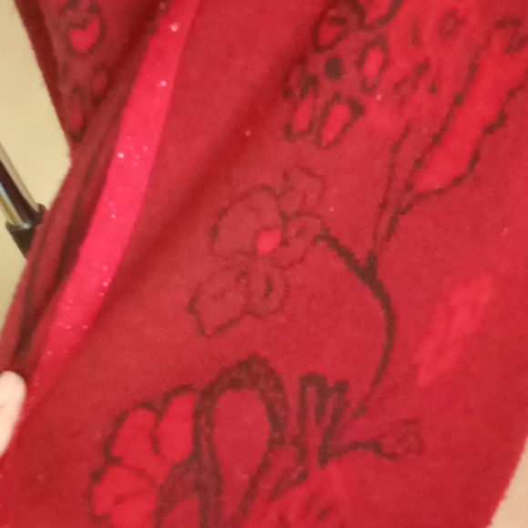 Lovely red sweater with flowers - Picture 4 of 7